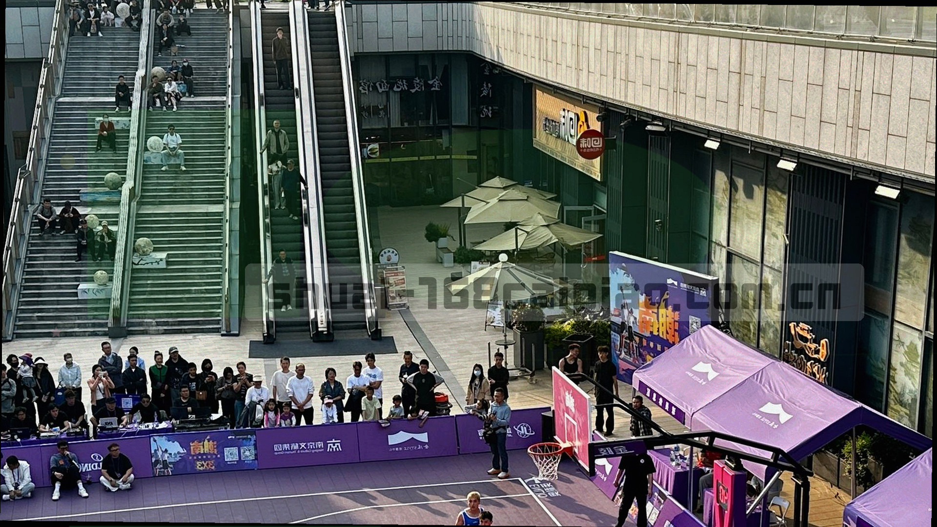 深邃星空中的数字粒子流，代表历史数据坐标